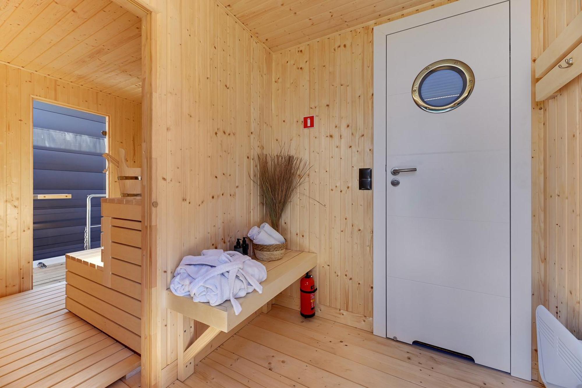 Domy Na Wodzie - La Mare Motlava Houseboats With Sauna By Downtown Apartments 格但斯克 外观 照片