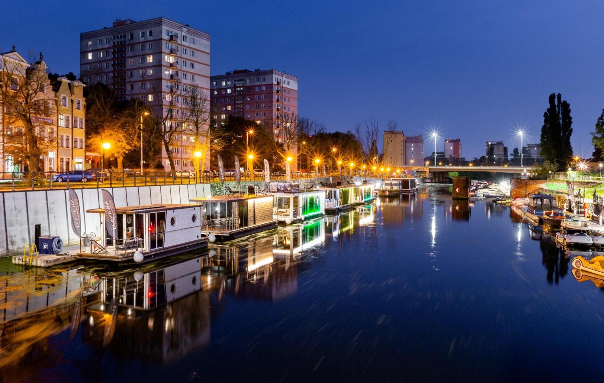 Domy Na Wodzie - La Mare Motlava Houseboats With Sauna By Downtown Apartments 格但斯克 外观 照片